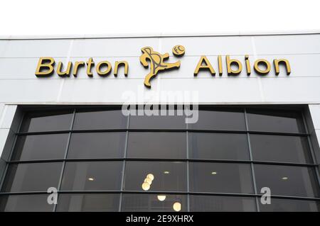 Ein allgemeiner Blick außerhalb der während der Sky Bet League ein Spiel im Pirelli Stadium, Burton. Bilddatum: Samstag, 6. Februar 2021. Stockfoto