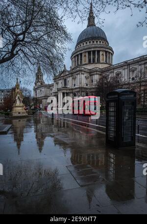 Ein roter Doppeldeckerbus fährt an der St. Paul's Cathedral vorbei und verlassene London während der Sperre. Stockfoto