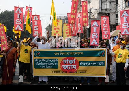 Während des Straßenblockproteste rufen Protestierende Slogans und halten Transparente.das gesamte indische Kisan Sangharsh Koordinationskomitee und andere Bauerngruppen versammelten sich zu einem landesweiten Straßenblockprotest, der von den Bauern aufgerufen wurde, als Teil ihrer fortgesetzten Demonstration gegen den von der Regierung Modi initiierten Bauernentwurf. Stockfoto