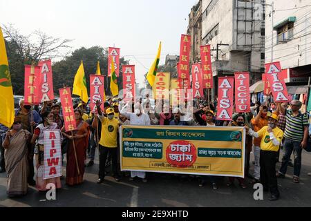 Während des Straßenblockprotest rufen Protestierende Parolen.das gesamte indische Kisan Sangharsh Koordinationskomitee und andere Bauerngruppen versammelten sich zu einem landesweiten Straßenblockprotest, der von den Bauern aufgerufen wurde, als Teil ihrer fortgesetzten Demonstration gegen das von der Regierung Modi initiierte Bauerngesetz. Stockfoto