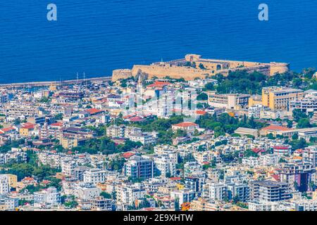 Kyrenia/Girne von der Burg St. Hilarion in Zypern aus gesehen Stockfoto