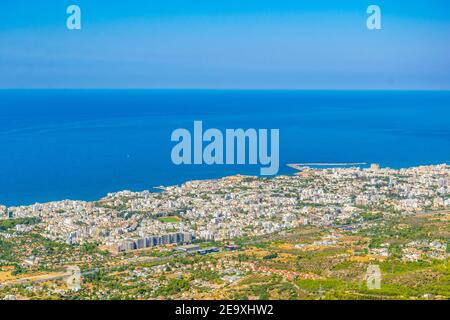 Kyrenia/Girne von der Burg St. Hilarion in Zypern aus gesehen Stockfoto