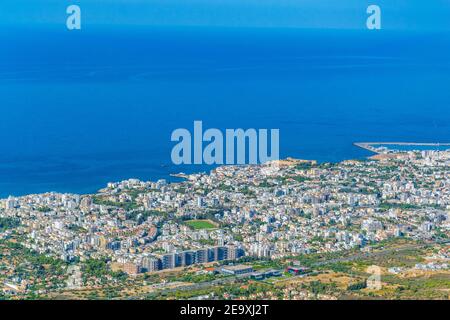 Kyrenia/Girne von der Burg St. Hilarion in Zypern aus gesehen Stockfoto