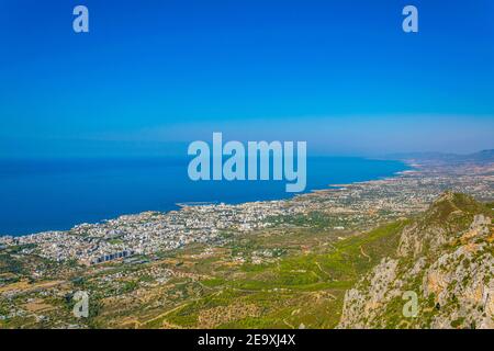 Kyrenia/Girne von der Burg St. Hilarion in Zypern aus gesehen Stockfoto