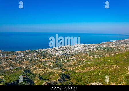 Kyrenia/Girne von der Burg St. Hilarion in Zypern aus gesehen Stockfoto