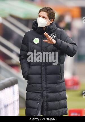 firo: 06.02.2021 Fußball: Fußball: 1st Bundesliga Saison 2020/21 FC Augsburg - VfL Wolfsburg Oliver Glasner, Trainer, von, VfL Wolfsburg LennartPreissWitters / Poolfoto / via / firoportsphoto Verwendung weltweit Stockfoto
