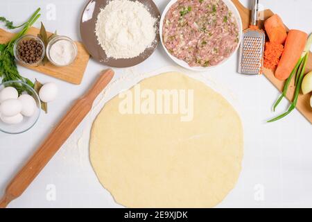 Der Prozess des Kochens usbekischen Manti zu Hause, sind die Zutaten Fleisch, Gemüse, Teig. Frau Hände Formen Manti. Stockfoto