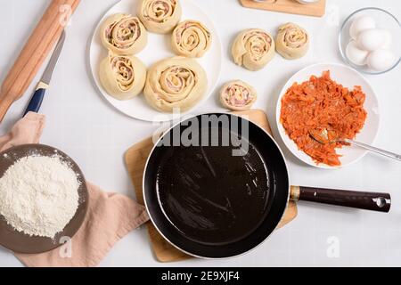 Der Prozess des Kochens usbekischen Manti zu Hause, sind die Zutaten Fleisch, Gemüse, Teig. Frau Hände Formen Manti. Stockfoto