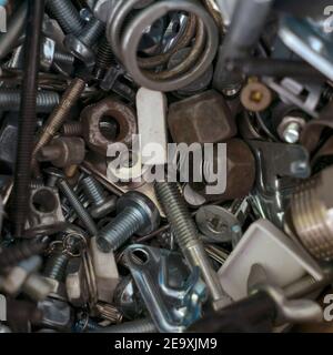 Detail von verschiedenen Metallschrauben und Muttern Stockfoto