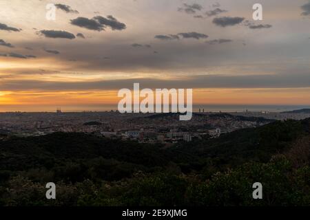 Sonnenaufgang an einem Frühlingstag in der Stadt Barcelona. Wir können den Himmel sehen, mit einigen Wolken, die wie Feuer leuchten, mit dem Sonnenlicht. Mittelmeer. Stockfoto