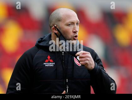 Brentford Community Stadium, London, Großbritannien. Februar 2021, 6th. Gallagher Premiership Rugby, London Irish gegen Gloucester; Gloucester Head Coach George Skivington beobachtet sein Team während des Vorspiels Kredit: Action Plus Sports/Alamy Live News Stockfoto