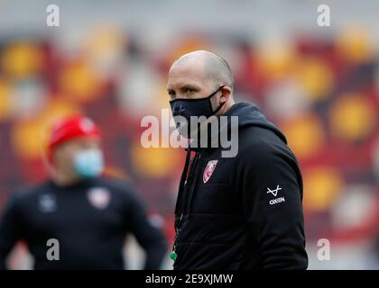 Brentford Community Stadium, London, Großbritannien. Februar 2021, 6th. Gallagher Premiership Rugby, London Irish gegen Gloucester; Gloucester Head Coach George Skivington beobachtet sein Team während des Vorspiels Kredit: Action Plus Sports/Alamy Live News Stockfoto