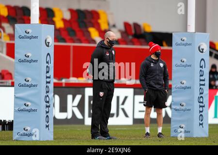 Brentford Community Stadium, London, Großbritannien. Februar 2021, 6th. Gallagher Premiership Rugby, London Irish gegen Gloucester; Gloucester Head Coach George Skivington beobachtet sein Team während des Vorspiels Kredit: Action Plus Sports/Alamy Live News Stockfoto