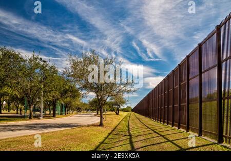 Grenzmauer, Sperransicht und Zugang der Bewohner von Texas zu Rio Grande im Lincoln Park in Brownsville, Texas, USA Stockfoto
