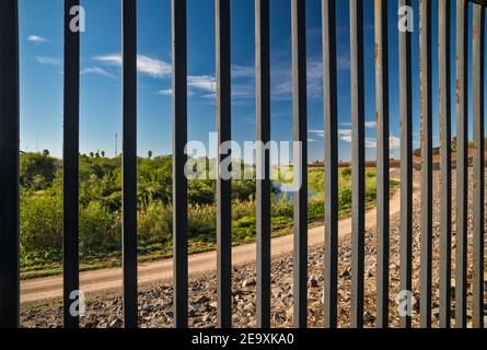 Grenzmauer, Sperransicht und Zugang der Bewohner von Texas zu Rio Grande in der Innenstadt von Brownsville, Texas, USA Stockfoto