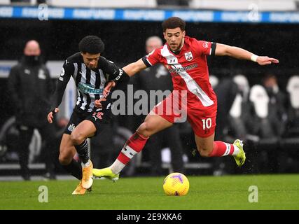 Jamal Lewis von Newcastle United (links) und Che Adams von Southampton kämpfen während des Premier League-Spiels im St James' Park, Newcastle upon Tyne, um den Ball. Bilddatum: Samstag, 6. Februar 2021. Stockfoto