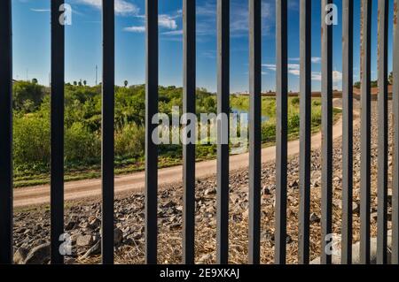 Grenzmauer, Sperransicht und Zugang der Bewohner von Texas zu Rio Grande in der Innenstadt von Brownsville, Texas, USA Stockfoto