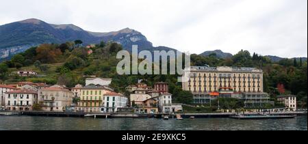 Tremezzo, Lombardei, Italien, 07. November 2019 Grand Hotel Tremezzo am Comer See mit Ufer, Blick vom Wasser. Panorama von zwei Fotos Stockfoto