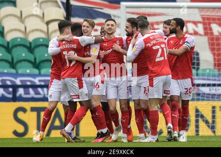 Preston, Großbritannien. Februar 2021, 06th. Die Rotherham United Spieler feiern, nachdem Joe Rafferty #15 von Preston North End ein eigenes Tor erzielt hat, um es 0-1 in Preston, UK am 2/6/2021 zu erreichen. (Foto von Simon Whitehead/News Images/Sipa USA) Quelle: SIPA USA/Alamy Live News Stockfoto