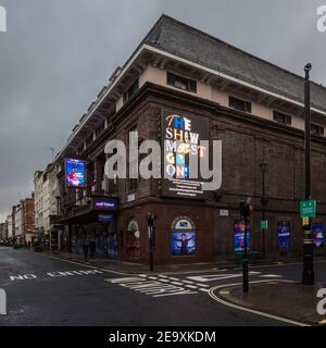 "The Show Must Go On" Zeichen zur Unterstützung der Theaterindustrie im Prince Edward Theater in Soho während der Sperre in London. Stockfoto