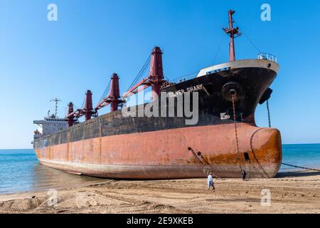 Schiff wird in Gadani Schiffswerft zerbrochen, die sich über einen 10 km langen Strand, Balochistan, Pakistan, befindet. Stockfoto