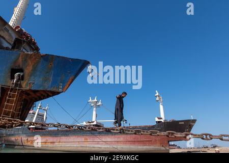 Arbeiter zerschlagen Schiff in Gadani Schiffswerft, befindet sich auf einem 10 km langen Strand, Balochistan, Pakistan. Stockfoto