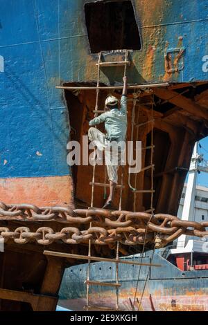 Arbeiter zerschlagen Schiff in Gadani Schiffswerft, befindet sich auf einem 10 km langen Strand, Balochistan, Pakistan. Stockfoto