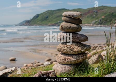 Steine ausbalancieren. Kieselsteine am Strand am Meer. Stockfoto