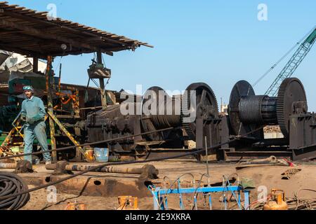 Arbeiter zerschlagen Schiff in Gadani Schiffswerft, befindet sich auf einem 10 km langen Strand, Balochistan, Pakistan. Stockfoto