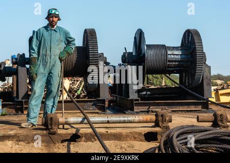 Arbeiter zerschlagen Schiff in Gadani Schiffswerft, befindet sich auf einem 10 km langen Strand, Balochistan, Pakistan. Stockfoto