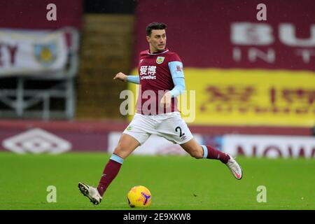 Burnley, Großbritannien. Februar 2021, 06th. Matthew Lowton #2 von Burnley kontrolliert den Ball in Burnley, Großbritannien am 2/6/2021. (Foto von Conor Molloy/News Images/Sipa USA) Quelle: SIPA USA/Alamy Live News Stockfoto