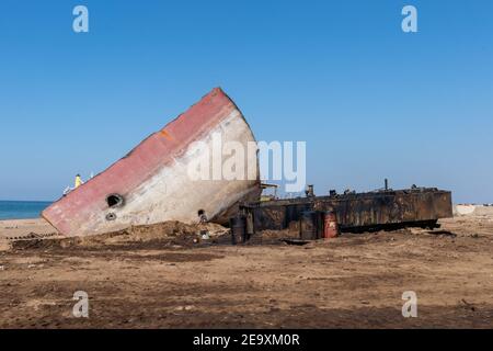 Schiff wird in Gadani Schiffswerft zerbrochen, die sich über einen 10 km langen Strand, Balochistan, Pakistan, befindet. Stockfoto