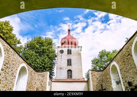 Vysoka, Tschechische Republik - Juli 6 2018: Innenraum der erhaltenen Ruine der Kirche Johannes des Täufers aus dem 13th. Jahrhundert, weißer Turm mit Uhr. Stockfoto