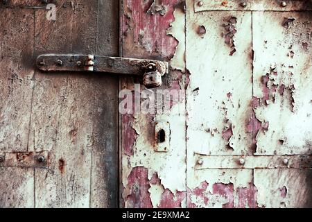 Verwitterte Holztür, Valletta, Malta, Europa. Rostiger Türverschluss mit Bolzen Stockfoto