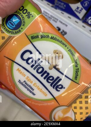 Viersen, Deutschland - Februar 3. 2021: Blick auf Paket Cottonelle Feuchttücher im Regal des deutschen Supermarkts Stockfoto