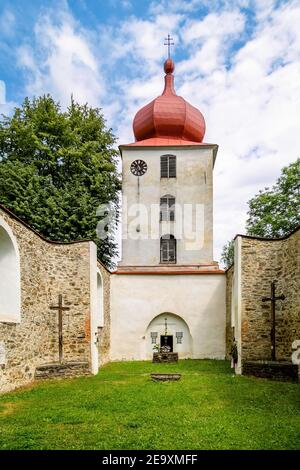 Vysoka, Tschechische Republik - Juli 6 2018: Innenraum der erhaltenen Ruine der Kirche Johannes des Täufers aus dem 13th. Jahrhundert, weißer Turm mit Uhr Stockfoto