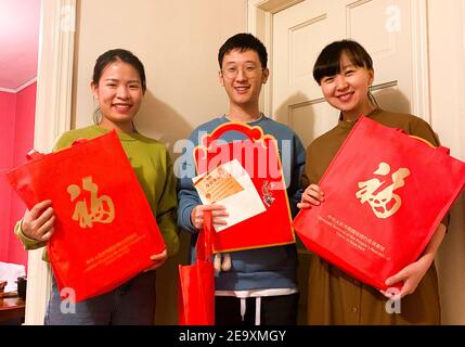 (210206) -- NEW YORK, 6. Februar 2021 (Xinhua) -- Chinesische Studenten posieren für ein Gruppenfoto mit Spring Festival Kits, die vom chinesischen Generalkonsulat in New York, USA, am 22. Januar 2021 verteilt wurden. Chinesische Botschaften und andere diplomatische Vertretungen auf der ganzen Welt haben während des chinesischen Neujahrs des Ochsens Kits für das Frühlingsfest verteilt, die Gegenstände zur epidemischen Prävention und andere tägliche Lieferungen an lokale chinesische Gemeinden enthalten. (Chinesisches Generalkonsulat in New York/Handout über Xinhua) Stockfoto