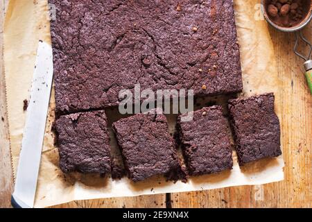 Dunkle Schokolade Chili Brownies mit Kakao Stockfoto