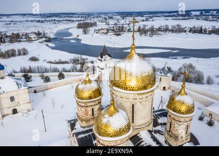 Luftaufnahme des Theotokos und St. Therapont Luschetsky Kloster in Moschajsk Stadt, Moskauer Gebiet, Russland Stockfoto