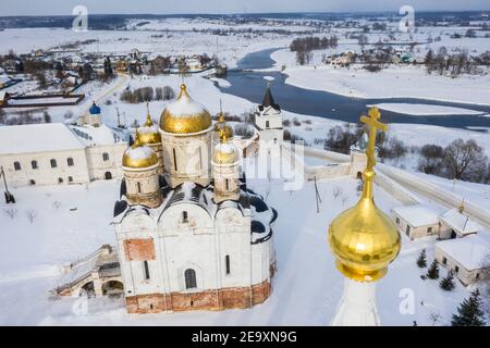 Luftaufnahme des Theotokos und St. Therapont Luschetsky Kloster in Moschajsk Stadt, Moskauer Gebiet, Russland Stockfoto