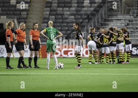 Stockholm, Schweden. Februar 2021, 06th. Münze kippt vor dem Halbfinale der Volkswagen Stockholm Challenge zwischen Hammarby und AIK in der Tele2 Arena in Stockholm, Schweden Quelle: SPP Sport Pressefoto. /Alamy Live Nachrichten Stockfoto