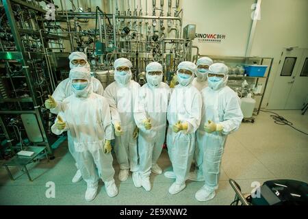 Peking, China. 15th. Juli 2020. Mitarbeiter von Sinovac Biotech, einem chinesischen biopharmazeutischen Unternehmen, posieren für ein Gruppenfoto bei einem Workshop zur Herstellung von COVID-19 inaktivierten Impfstoffen in Peking, der Hauptstadt Chinas, 15. Juli 2020. Chinas National Medical Products Administration hat am Freitag Coronavac, einem inaktivierten COVID-19-Impfstoff, der von Sinovac Biotech entwickelt wurde, eine bedingte Marktzulassung erteilt, teilte das Unternehmen am Samstag mit. Quelle: Zhang Yuwei/Xinhua/Alamy Live News Stockfoto