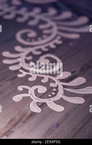 Handgezeichneter Alpana Design Hintergrund. Dekorative Blumenmuster oder bengalische Volkskunst bekannt als Alpona, Mandala, kolam, rangoli zu Hause in Saraswati, Laks Stockfoto