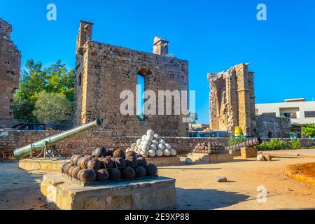 Mittelalterliche Kanonen auf dem Namik Kemal Platz in Famagusta, Zypern Stockfoto