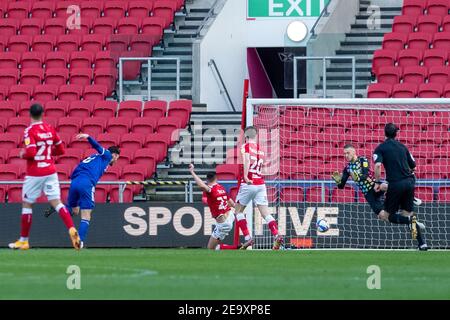 Bristol, Großbritannien. Februar 2021, 06th. Kieffer Moore #10 von Cardiff City führt am 2/6/2021 das Kreuz ins Netz von Bristol City in Bristol, Großbritannien. (Foto: Gareth Dalley/News Images/Sipa USA) Quelle: SIPA USA/Alamy Live News Stockfoto