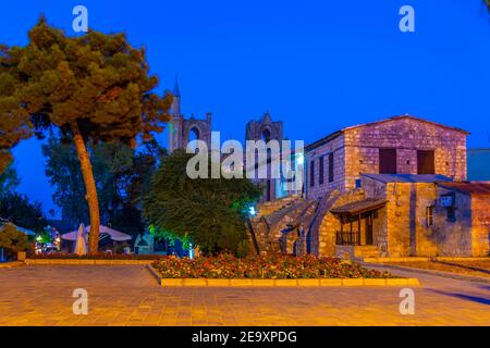 Nachtansicht der Lala Mustafa Pasa Moschee hinter dem Gefängnis von Namik Kemal in Famagusta, Zypern Stockfoto