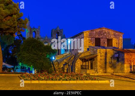 Nachtansicht der Lala Mustafa Pasa Moschee hinter dem Gefängnis von Namik Kemal in Famagusta, Zypern Stockfoto