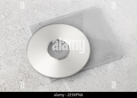 Realistische weiße cd-Vorlage mit Box-Cover auf weißem Zement-Hintergrund. Stockfoto