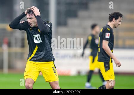 06. Februar 2021, Baden-Württemberg, Freiburg im Breisgau: Fußball: Bundesliga, SC Freiburg - Borussia Dortmund, Matchday 20, Schwarzwald-Stadion. Dortmunds Mats Hummels (l.) und Dortmunds Thomas Delaney reagieren während des Spiels. Foto: Tom Weller/dpa - WICHTIGER HINWEIS: Gemäß den Bestimmungen der DFL Deutsche Fußball Liga und/oder des DFB Deutscher Fußball-Bund ist es untersagt, im Stadion und/oder vom Spiel aufgenommene Fotos in Form von Sequenzbildern und/oder videoähnlichen Fotoserien zu verwenden oder zu verwenden. Stockfoto