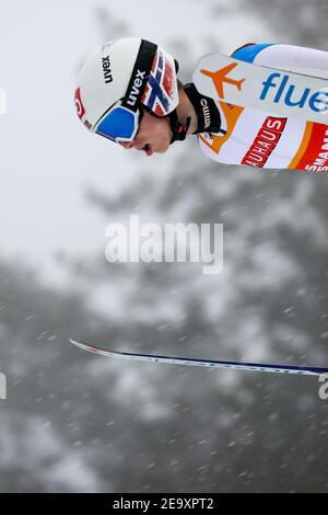 06. Februar 2021, Sachsen, Klingenthal: Langlauf/Skispringen: Weltcup, Großschanze, Männer, in der Vogtlandarena in Klingenthal. Halvor Egner Granerud aus Norwegen springt auf den ersten Platz. Foto: Jan Woitas/dpa-Zentralbild/dpa Stockfoto